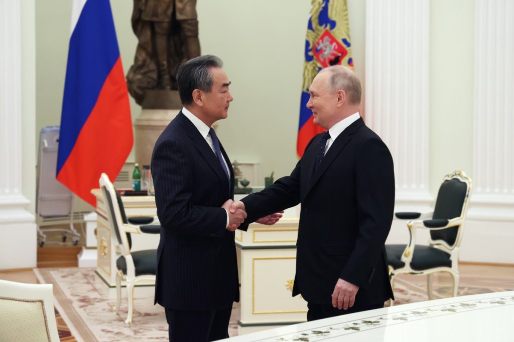 Rusia saludó hoy la disposición de China de desempeñar un "papel positivo" en el arreglo del conflicto en Ucrania después de la reunión mantenida entre el presidente ruso, Vladímir Putin, y el jefe de la diplomacia china, Wang Yi.
