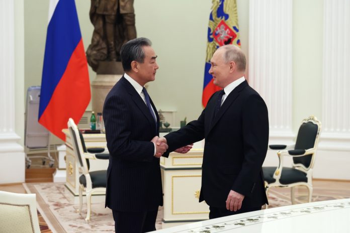 Rusia saludó hoy la disposición de China de desempeñar un 