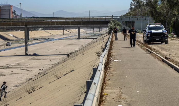 Dos migrantes fueron asesinados a pedradas y uno más resultó herido de gravedad por arma de fuego, cerca del muro fronterizo que divide Estados Unidos y México en la ciudad de Tijuana, informaron este viernes autoridades municipales.