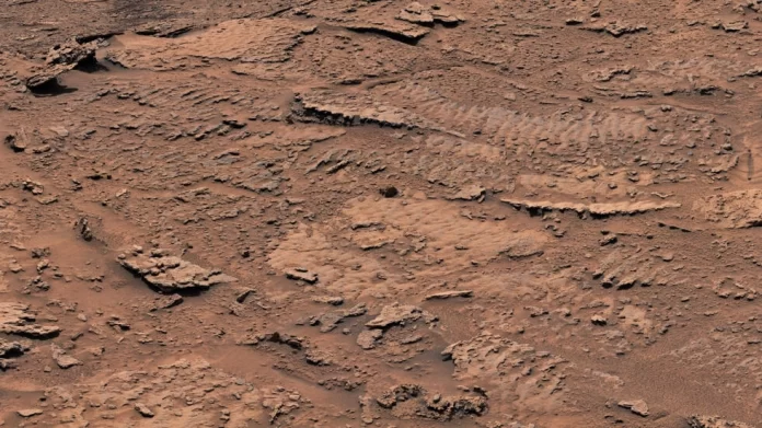 Explorador de la NASA halla en Marte rocas onduladas causadas por olas