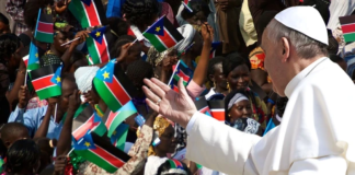 Al menos 21 personas murieron durante un ataque armado el jueves en Sudán del Sur en la víspera de la visita del papa Francisco a este país devastado por años de conflicto, anunciaron las autoridades locales.