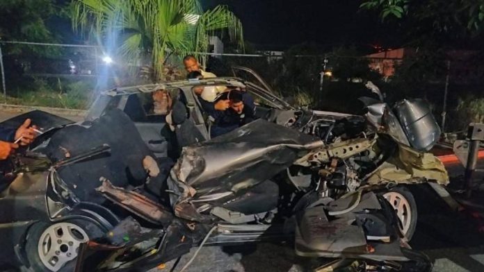 4 adultos y una menor de edad fallecieron en el accidente de tránsito donde colisionaron un auto y un camión de basura, en Maracay, estado Aragua.