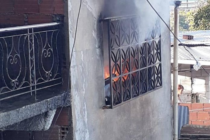 Una mujer y dos niños fallecieron durante incendio en una habitación en La Dolorita