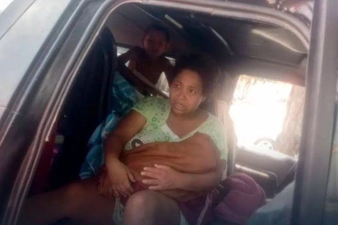 Una mujer parió en plena avenida de Yaracuy: se quedó sin gasolina