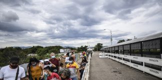 adolescentes Activarán plan piloto para el paso de vehículos por el puente Simón Bolívar