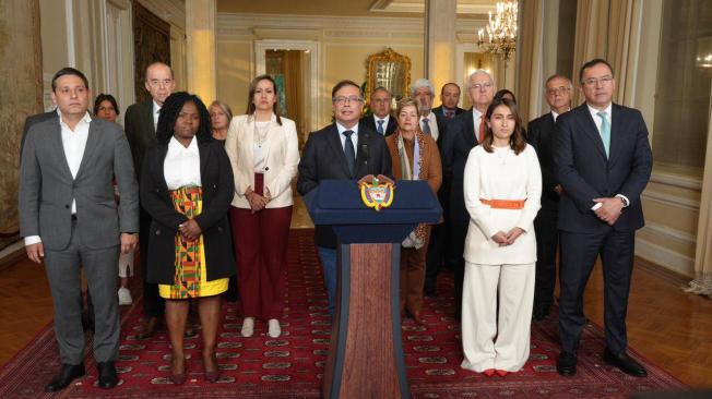 Gustavo Petro, presidente de Colombia, acompañado de sus ministros. Foto: Presidencia 