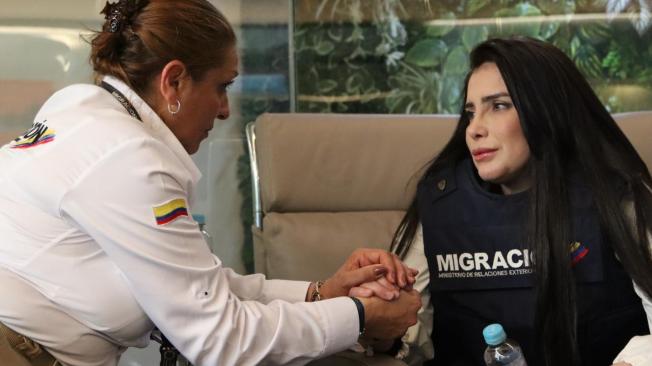 Aida Merlano es saludada por una funcionaria de Migración Colombia