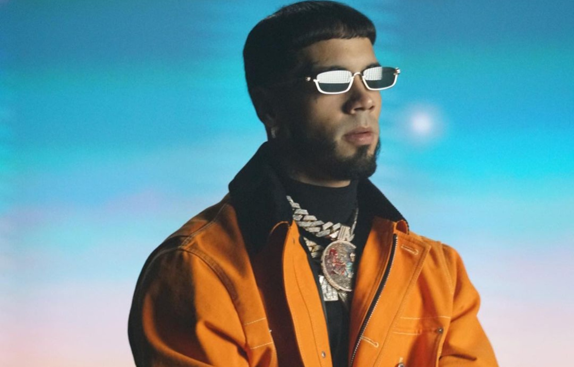 Anuel AA celebra el éxito de su tema en respuesta a Karol G