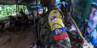 FARC quemó un vehículo en Colombia en el que viajaban 18 militares