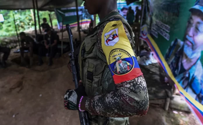 FARC quemó un vehículo en Colombia en el que viajaban 18 militares