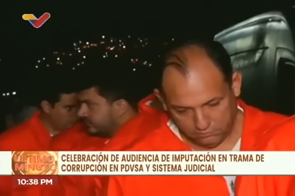 Con uniforme naranja: muestran a Hugbel Roa tras detención