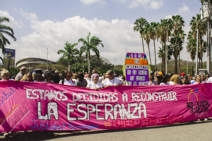 “Estamos decididas a reconstruir la esperanza de los venezolanos”: mujeres marcharon en Caracas para reclamar una vida con dignidad