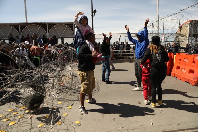 Migrantes ¿Por qué migrantes intentaron cruzar a la fuerza hacia Estados Unidos?