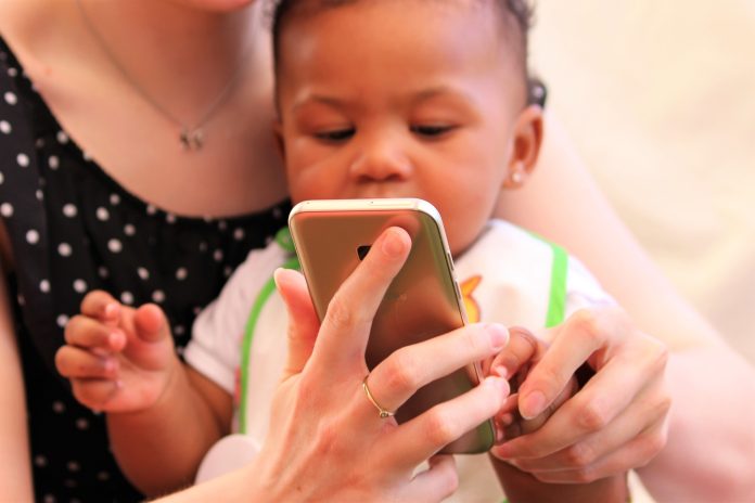 Las condiciones de la paternidad son cada vez más complejas con la llegada de la tecnología digital. Kitreel / Shutterstock Cómo las pantallas obligan a los padres a replantearse su papel