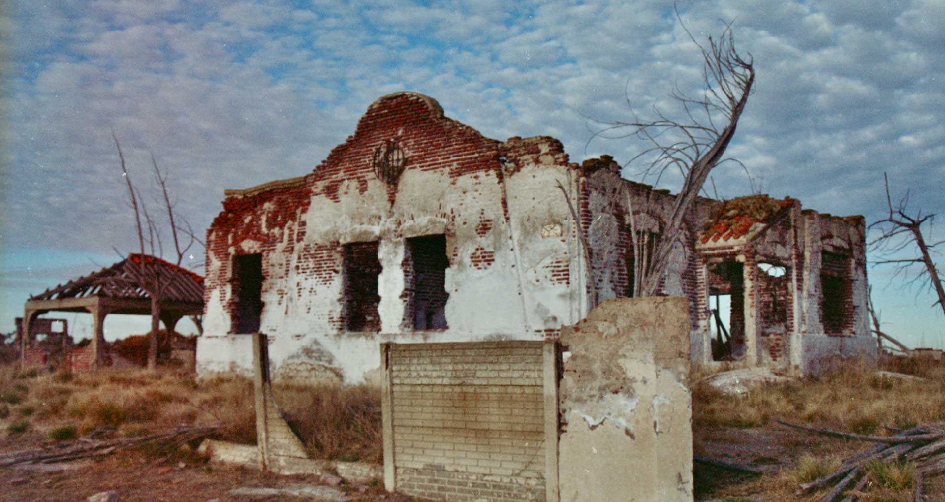 Misterioso encanto de un pueblito en escombros