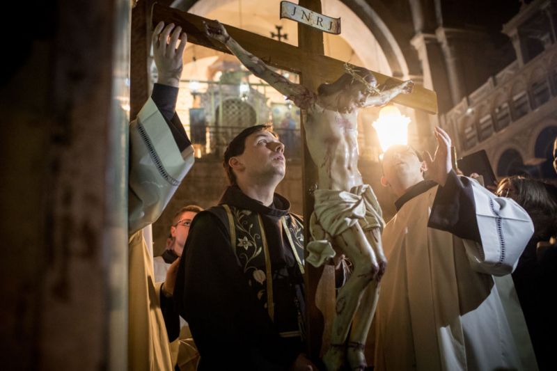 Aquellos que visitan el Santo Sepulcro podrán apreciar distintos ritos y ceremonias practicadas por miembros de las distintas confesiones que allí se encuentran. Getty Images 