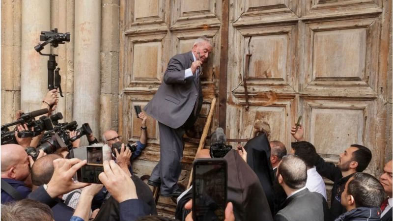 Desde tiempos de la dominación islámica dos familias musulmanas abren y cierran el Santo Sepulcro, una medida que busca evitar más conflictos entre los cristianos.