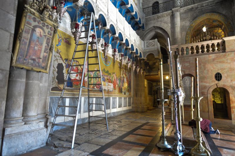 Los frailes franciscanos colocan cada año una escalera cerca del sitio donde el cuerpo de Cristo fue preparado para ser sepultado, pese a que no la usan para nada.