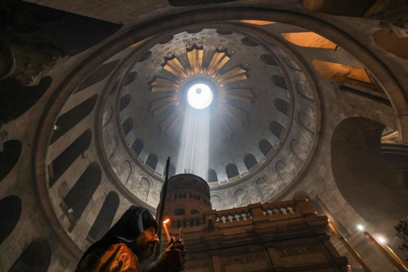 Monjes griegos ortodoxos conviven con frailes franciscanos y religiosos armenios, egipcios, coptos, sirios y etíopes en la Basílica construida por los cruzados.