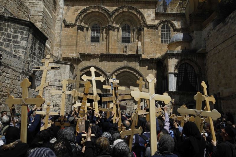 La posibilidad de que la Basílica colapse ha forzado a las distintas comunidades a dejar a un lado sus diferencias y buscar acuerdos.