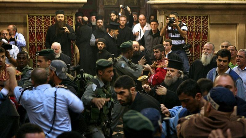 En 2008, una disputa entre miembros de las comunidades griegas y armenia terminó en hechos de violencia que obligaron a la policía de Israel a ingresar al Santo Sepulcro y realizar detenciones. Getty Images