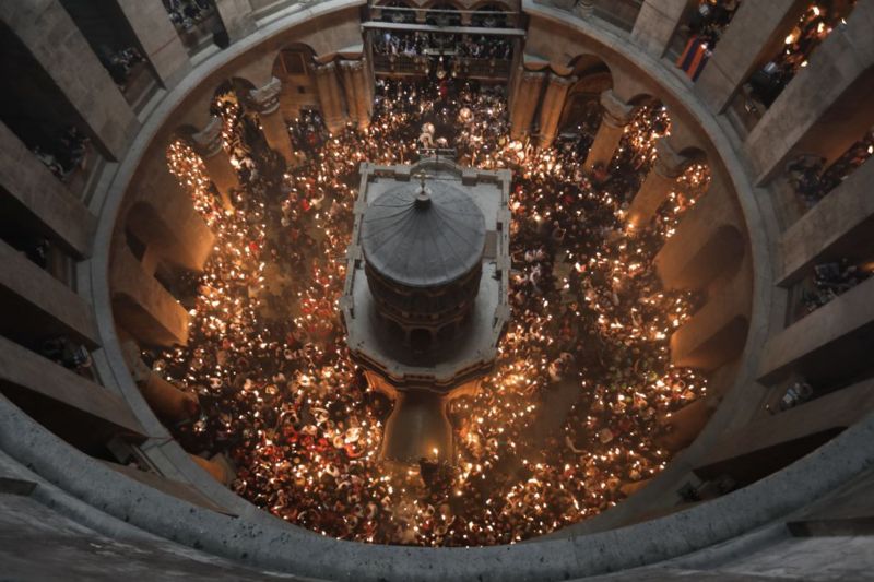 Los miles de fieles que cada año acuden al Santo Sepulcro constatan allí la amplia diversidad y también rivalidad que existe en la cristiandad. Getty Images 