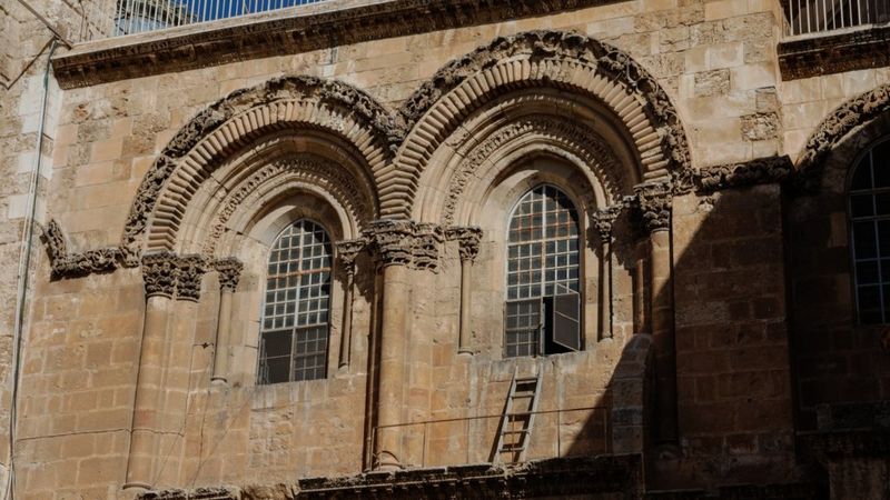 La escalera que está en la fachada de la Basílica es la mejor expresión del Status Quo y de las divisiones reinantes en el seno del cristianismo. Getty Images 