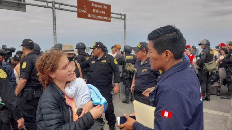 Yosier Canelón con su bebé trata de llegar a Venezuela para ver a su madre, paciente de cáncer. GETTY IMAGES