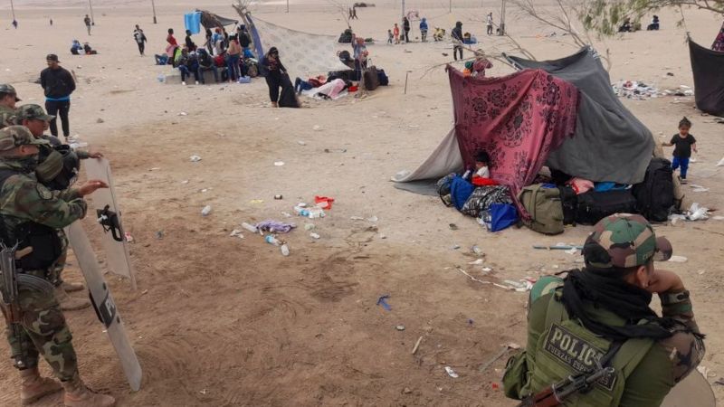 Los migrantes acampan a la intemperie en una zona con duras condiciones climáticas y sin acceso a agua o baños. GETTY IMAGES