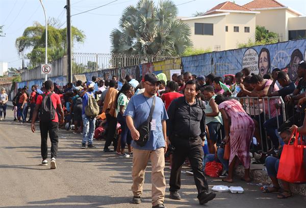 Caos en la frontera sur de México ante el récord de peticiones de refugio