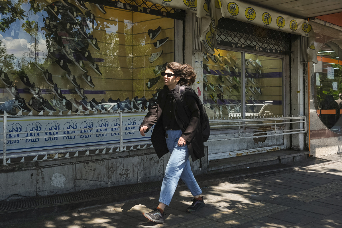 La Policía iraní cierra 155 negocios por atender a mujeres sin velo