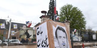 Macron promulga su impopular reforma de pensiones en Francia