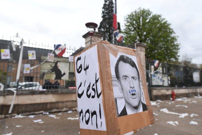 Macron promulga su impopular reforma de pensiones en Francia
