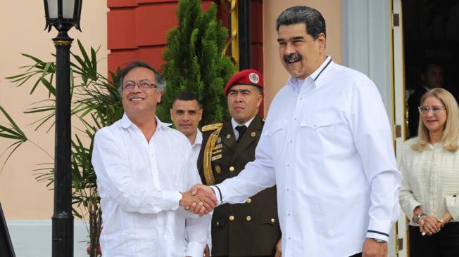El presidente de Venezuela, Nicolas Maduro, recibe al presidente Gustavo Petro en el Palacio de Miraflores. Fotografía: Prensa Miraflores