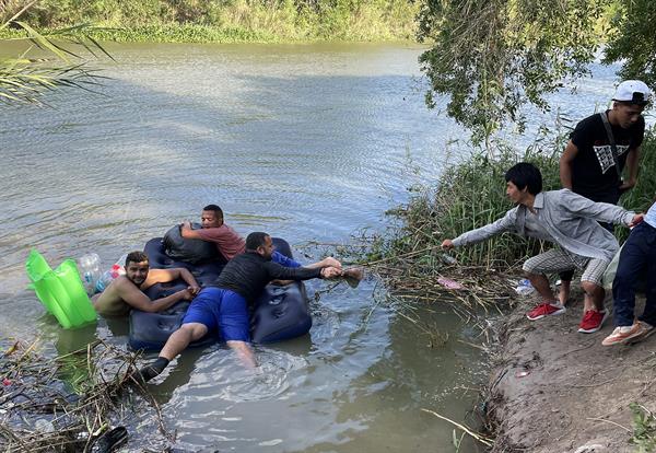 migrantes río bravo