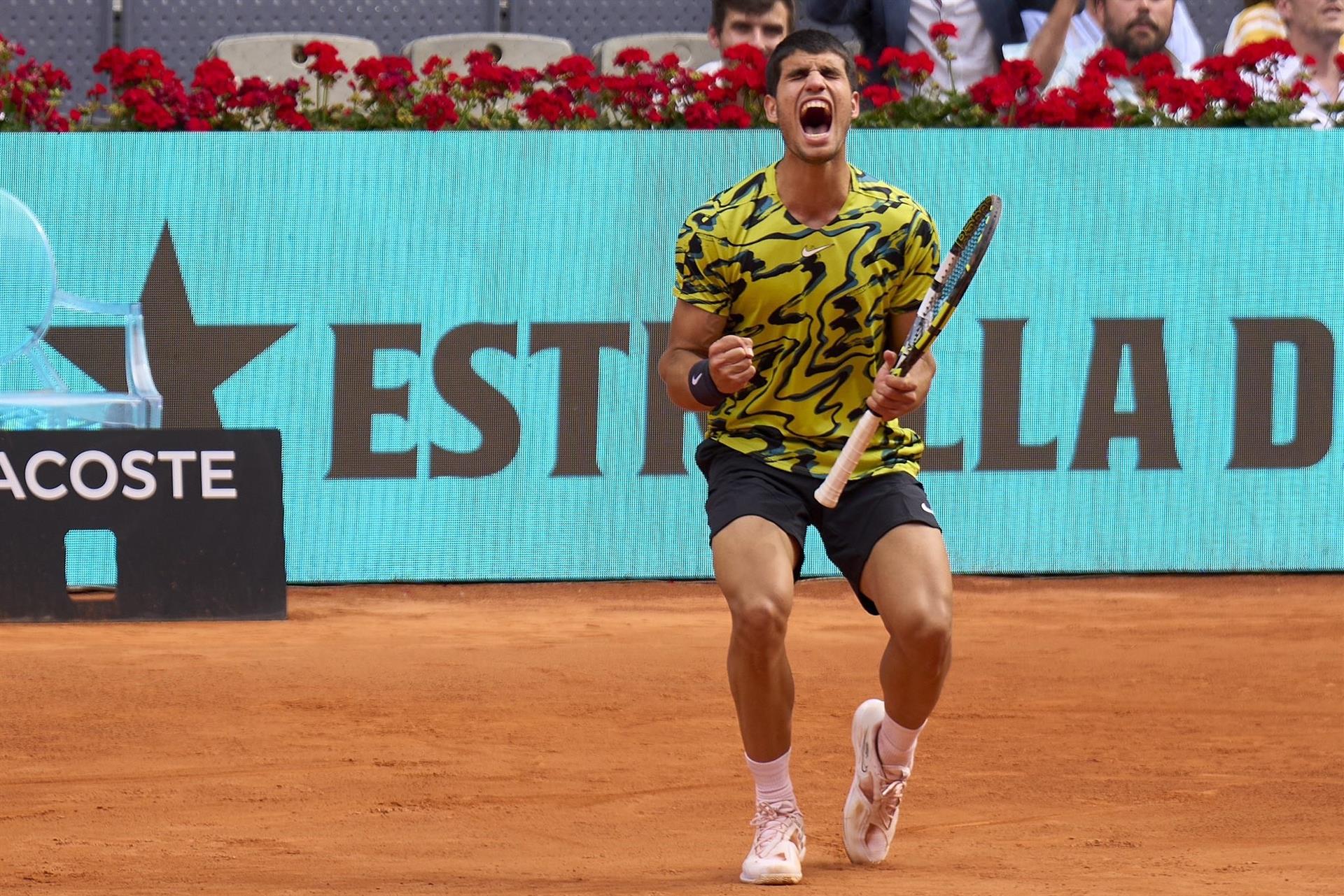 Alcaraz resucita a tiempo de salvar su debut en Madrid