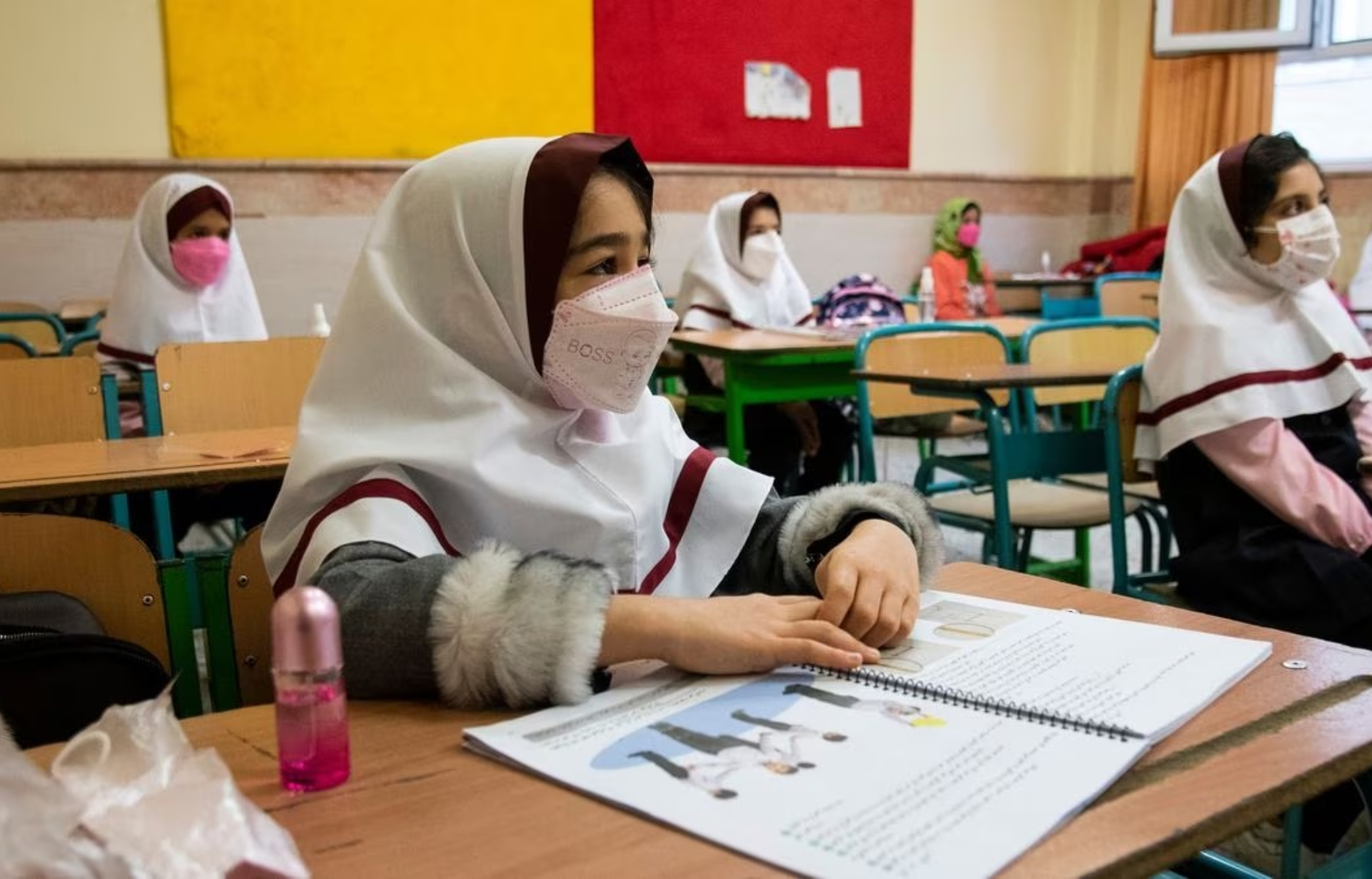 Nuevos envenenamientos con gas afectan a docenas de alumnas en Irán