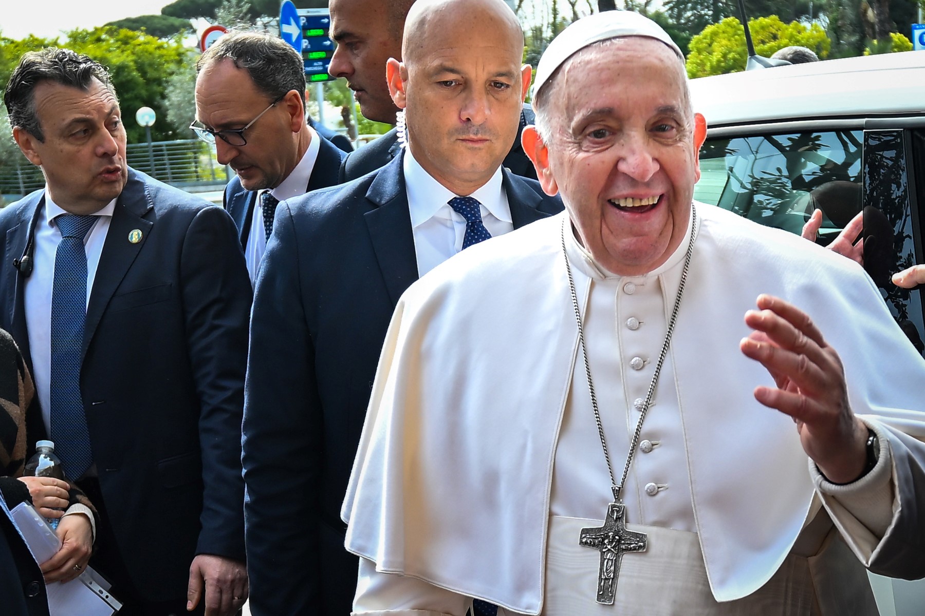 “Aún estoy vivo”, dijo el papa Francisco tras ser dado de alta y salir del hospital