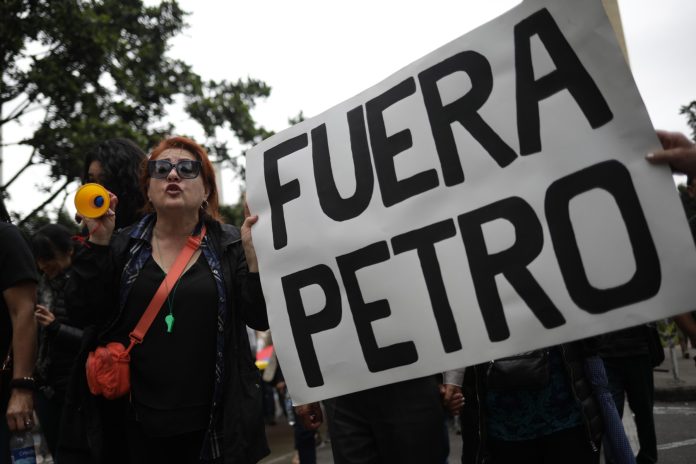 Manifestantes Colombia Petro