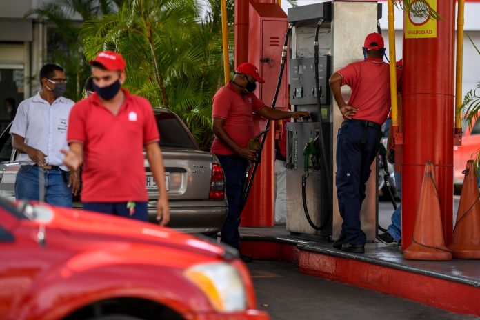 Reuters: Pdvsa exige a las gasolineras que paguen de inmediato las facturas pendientes