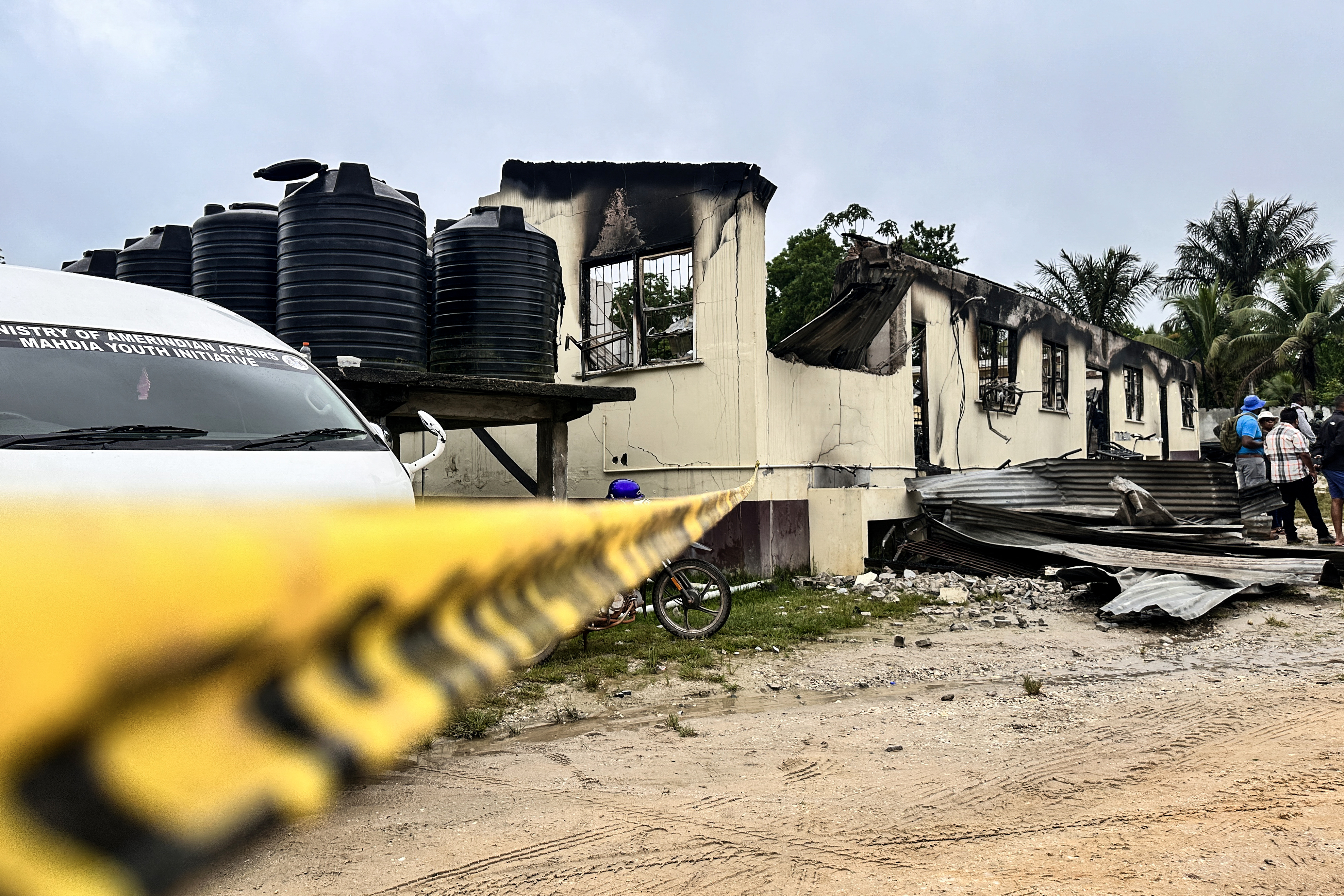 Incendio en residencia escolar en Guyana pudo haber sido intencional