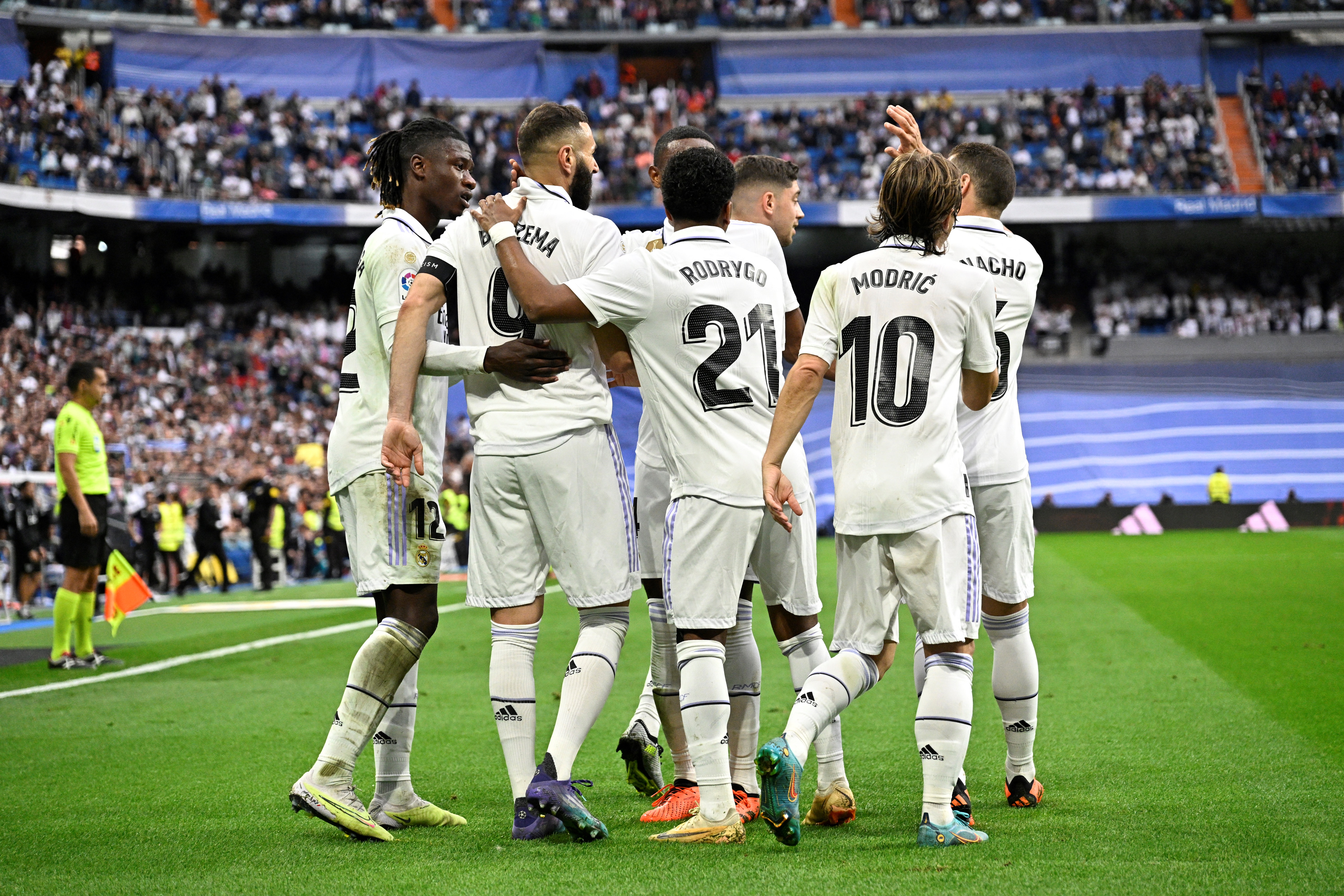 El Real Madrid homenajea a Vinicius con victoria 2-1 sobre el Rayo