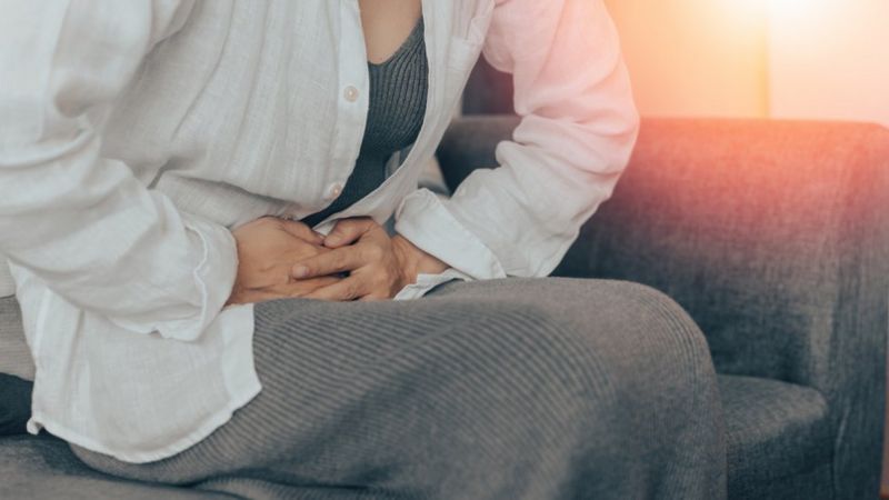 Qué es la colitis microscópica, la enfermedad intestinal difícil de detectar que afecta con más frecuencia a las mujeres