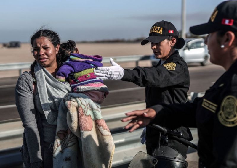 Algunos migrantes pasan hacia Perú pese al endurecimiento de las medidas del gobierno de Lima. Tacna