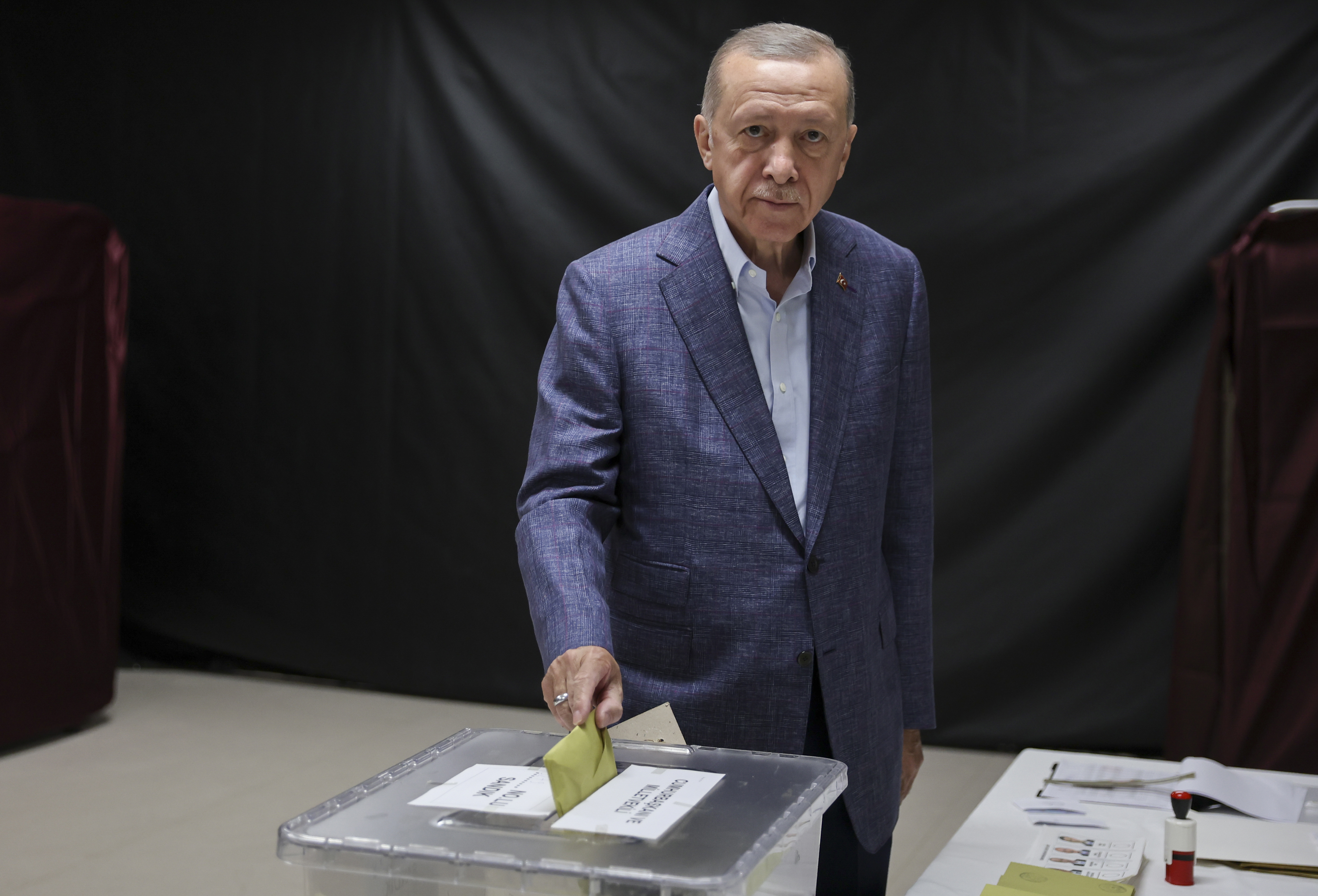 Una Turquía profundamente dividida decide el futuro de Erdogan en cruciales elecciones