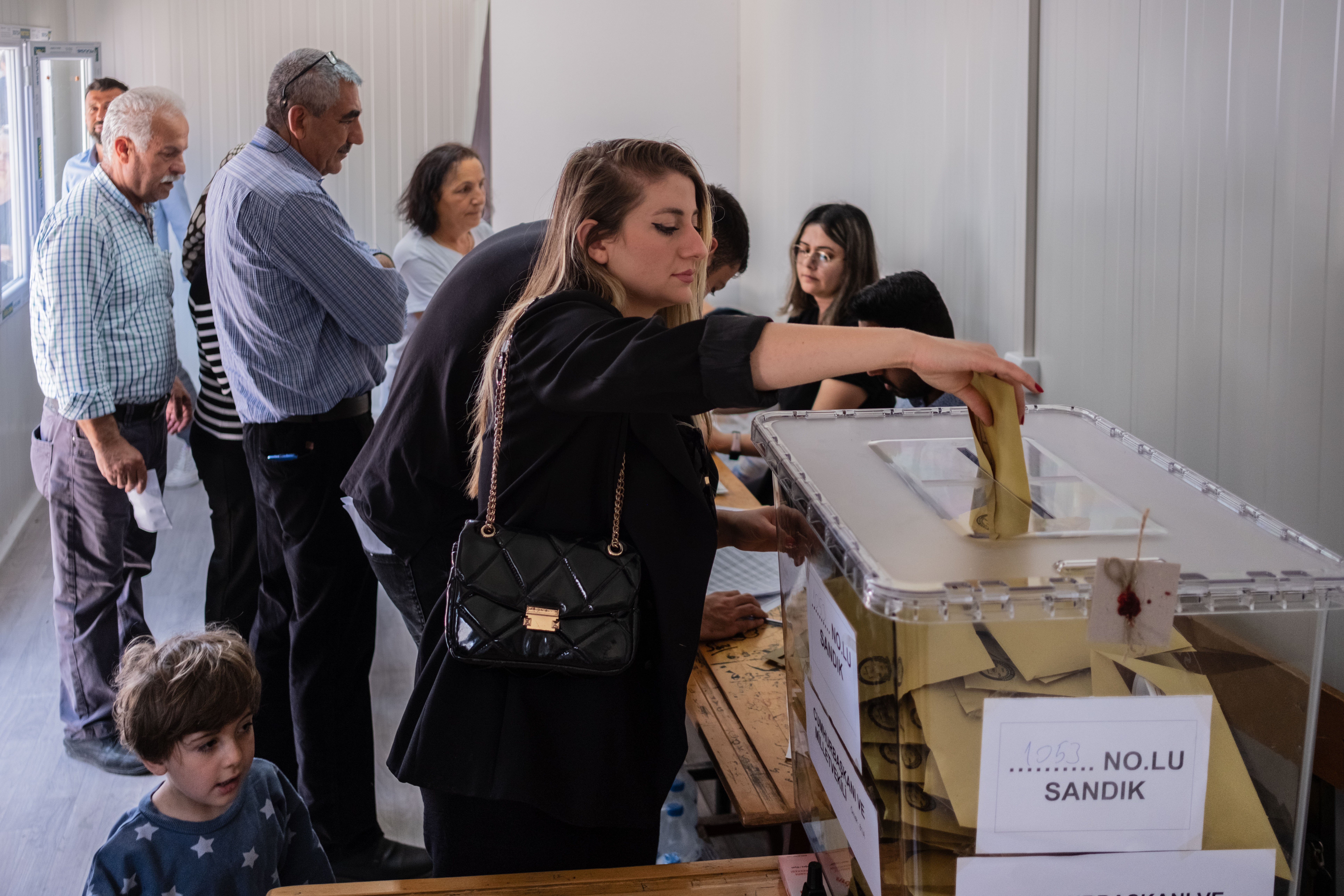 Con alta votación y sin apenas incidentes cierran centros de votación en Turquía