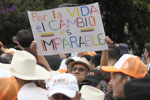 Cientos de manifestantes apoyan reformas de Petro en las calles de Colombia