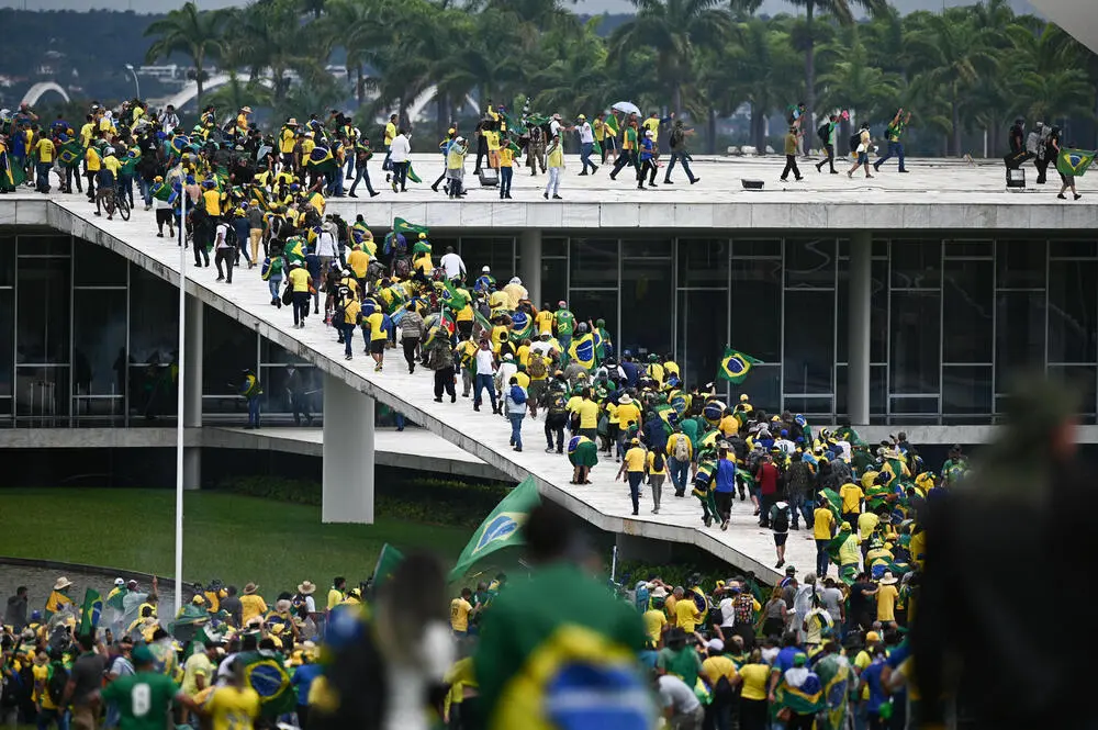 El futuro de los bolsonaristas buscados en Brasil por los atentados a la sede de gobierno que pidieron asilo en Argentina