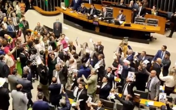 Captura de Video donde congresistas de Brasil rechazan la llegada de Nicolás Maduro y lo califican de Asesino