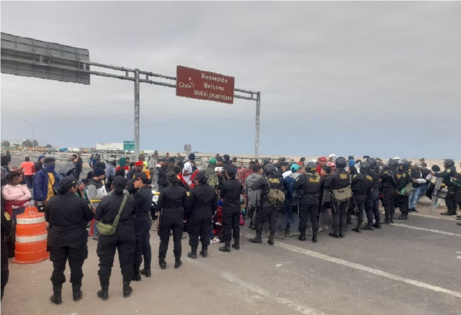 Autoridades venezolanas gestionan vuelos para repatriar a migrantes varados entre Chile y Perú